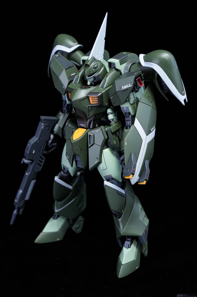 胴体、腰等の関節にビルドストライクエクシードギャラクシー二の腕から腕部関節にライジングフリーダムガンダム脚部太腿から関節までシャア専用ザクをミキシングし各部位の稼働とスタイルの変更をしました。