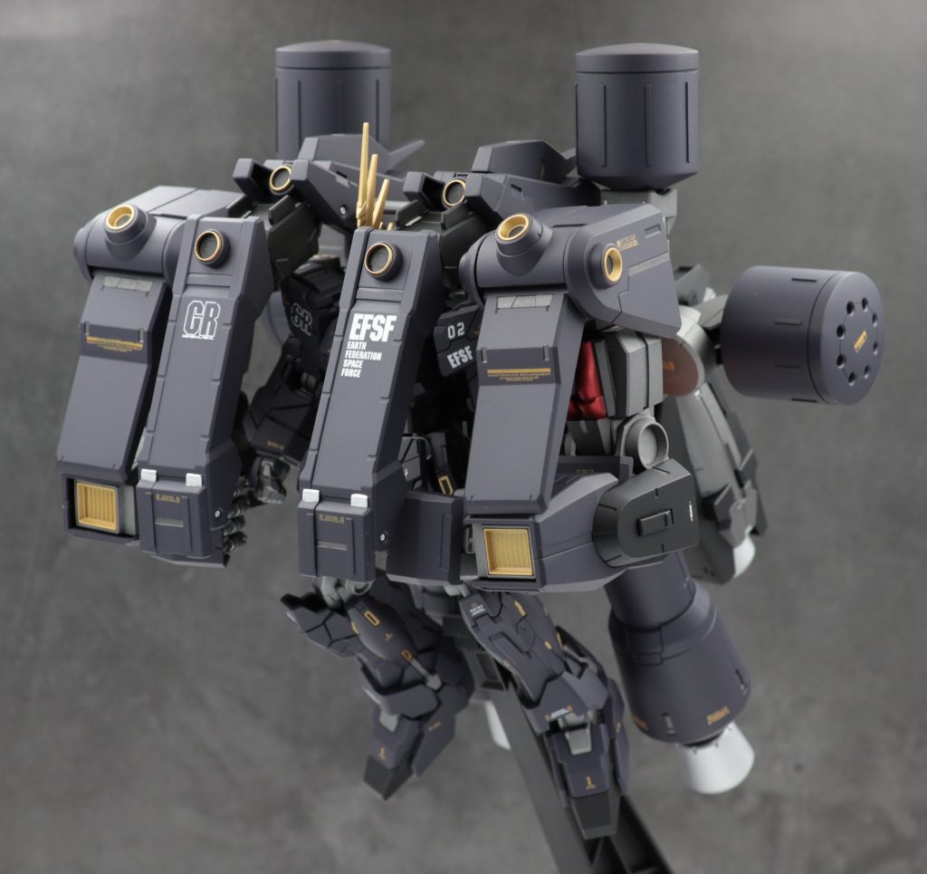 ギガンティックアームは元の変形機構を生かして収納し、巡航形態になれます。