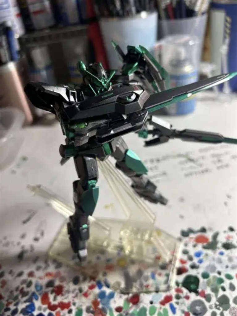 右腕にGNソード改を装備本体と同じくヘビーガンメタリックで塗装し、細かいところはメタグリーンを筆で塗りました。