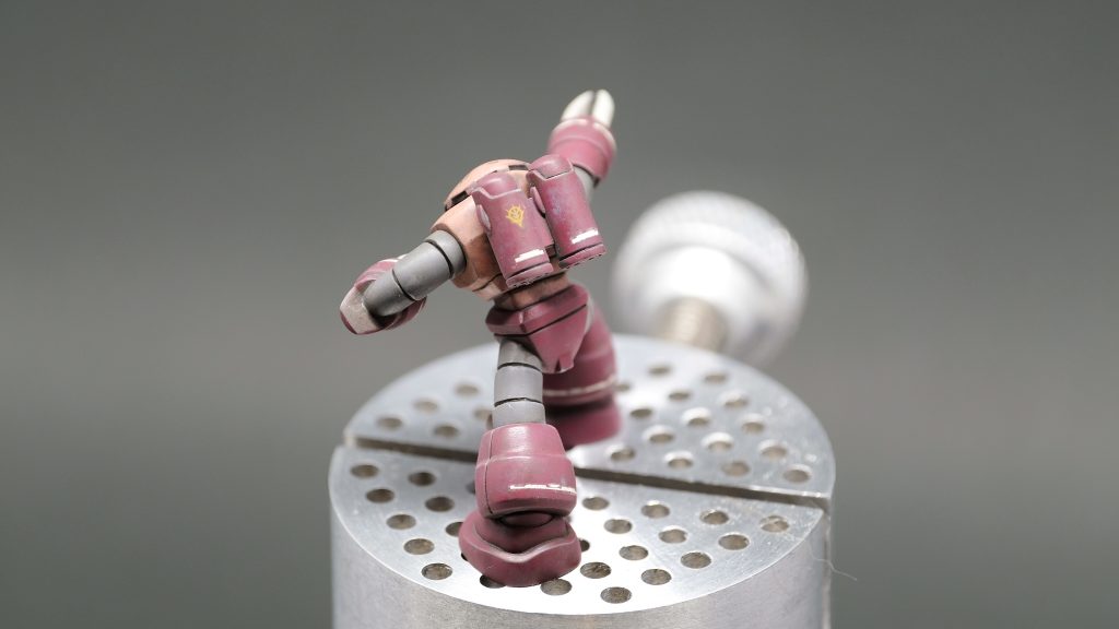 デカールはライン状のコーションマークを、ラインデカール的に貼り付け。極小のジオンマークが手元にあったので、合わせて貼り付けしています。