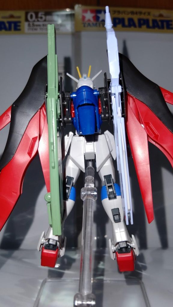 HGCEの　インパルス、ディステニー、ストフリを使用。ビームシールド発生装置は３ミリ軸で付け、フラッシュエッジはネオジムで。バックパックは肩アーマーと干渉したのでプラ板を挟んで軸を長くして付けました。お目汚し失礼しました。  