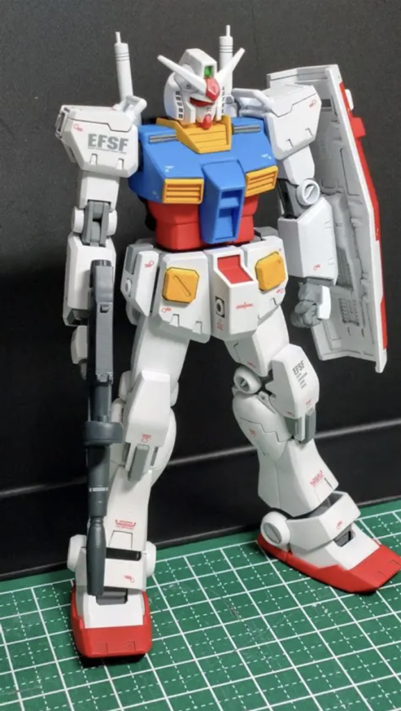 顔　EGそのまま、ダクトはオミット、カメラアイはグリーン系で塗装してメインカメラはラピーテープの百均で。ボディ　ジムクゥエルにジム改のコクピットハッチを移植、胸ダクトはクゥエルの取付を生かしながらジム2を薄くして貼り付け、鎖骨ダクトはスクラッチ。全ての前後1mm強幅増しして、下腹部も延長してます。腕部　肩から全てジム改使用、手首周りがそれっぽくなるようプラ板とパテで成形し手首隠しはWaveのダクトくり抜き、肩のフックも削り落として同フックパーツへ置換え。肘の二重関節で間延びしてるので上腕にマルイチが入り込む様加工、で1mm程度短縮。