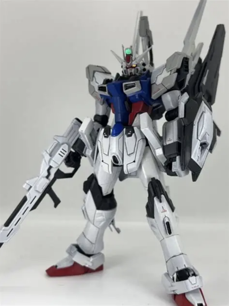 また本機は核動力であり、その恩恵受けてか本機の瞬間加速力はデスティニーガンダムをも超えるとされている。背部には対艦刀『カリバーン』装備されておりフェムテク装甲対策として装備している。小型シールドはビーム発生機を搭載してる