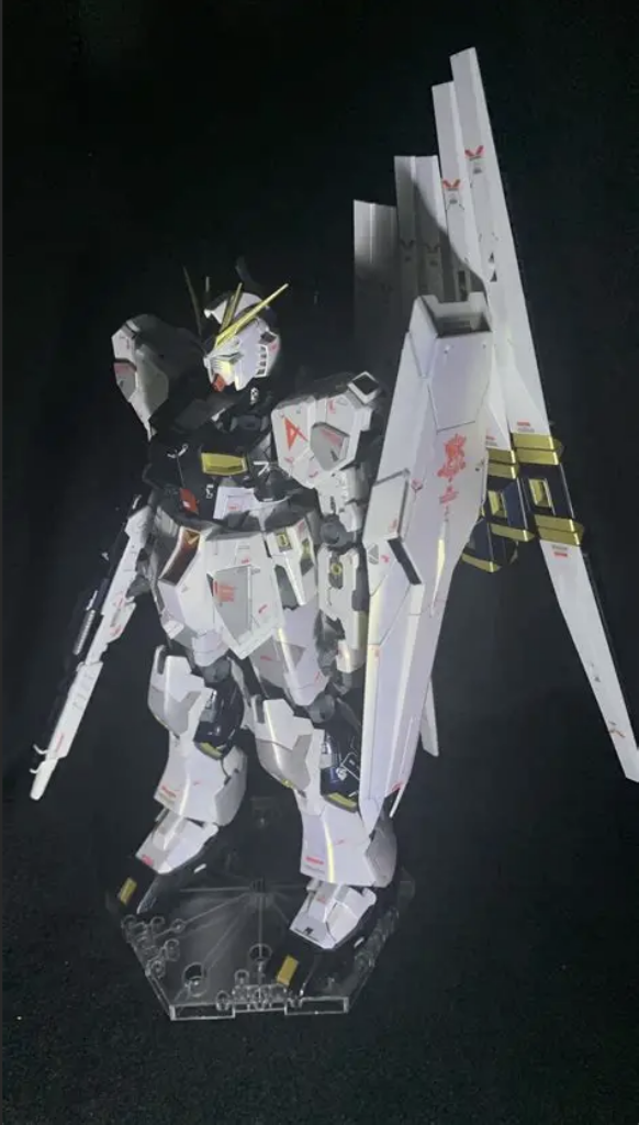 白部分はパールゴールド+光沢でチタニウムフィニッシュを意識しました。黒はプリズムブルーブラックで偏光ブラックゴールドはスターブライトシルバーの上にクリアゴールドでキャンディ塗装