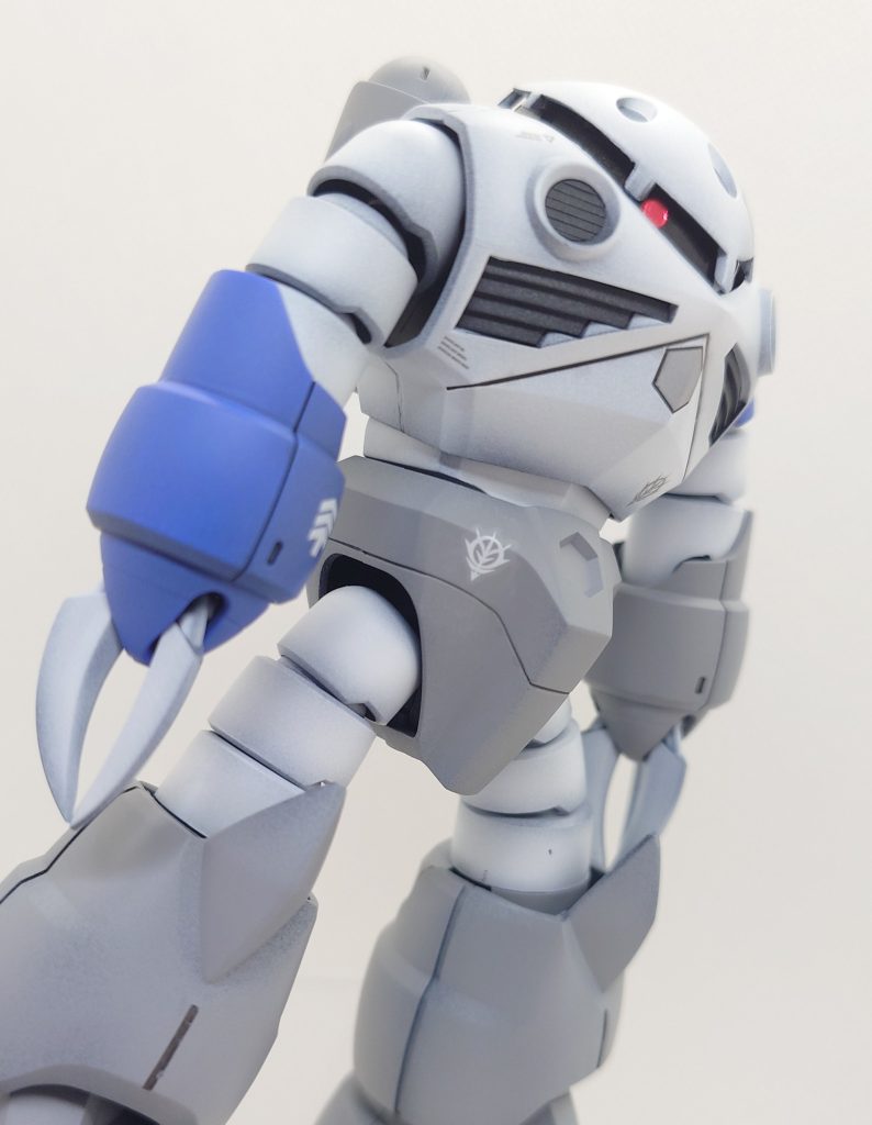 暑中見舞い用(笑)にズゴックを製作しました。合わせ目に関してはボディは段落ちで処理をして、それ以外は消しています。塗装に関しては、概ね黒立ち上げでほんのりグラデーションを意識して、スーパースムースクリアーでつや消し仕上げとしています。細かな部分はシタデル筆塗で対応しています。