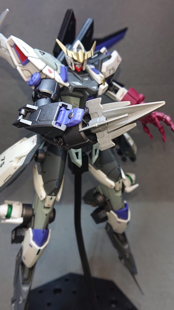 右手の武装には、男のロマンである“ドリル”を装備させてみましたw多関節の腕部は30MMのパーツを使用していますが、先端のドリルは1番くじで当たったオプションパーツセットのガトリングクローから流用していますデザイン的にはもう少し大型のドリルの方がインパクトがあって良かったのですが、なかなか理想のパーツには巡り合わないものですw💦左右でリーチの長さが違うことにより相手をかく乱することもできますし、設定としては高速回転したドリルを相手目掛けて撃ち出すことも可能だったりしますwなによりMA感が強く感じられて気に入っています✨