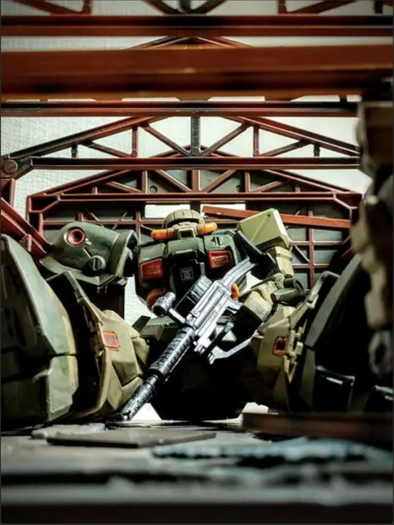 そこら辺にあったザクマシンガン持たせてます