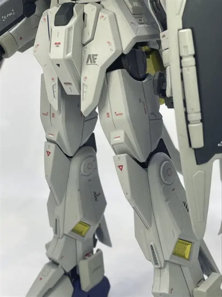 本体色はニュートラルグレーⅡを使ったんですが、これがまたいい感じに淡くて赤い濃い目のデカールもちゃんと活きてくれます。