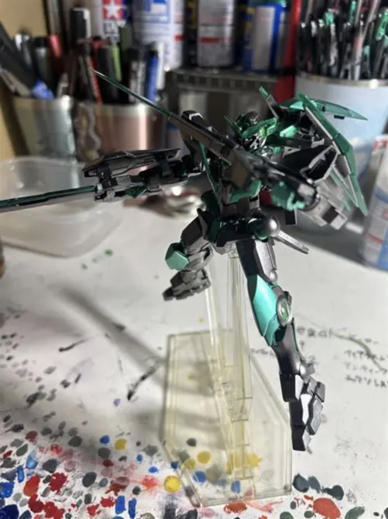 左腕にGNソードVを装備、最初は刀を持たせようかなと考えていたんですが、いまいちな感じになったので今回は断念しました。