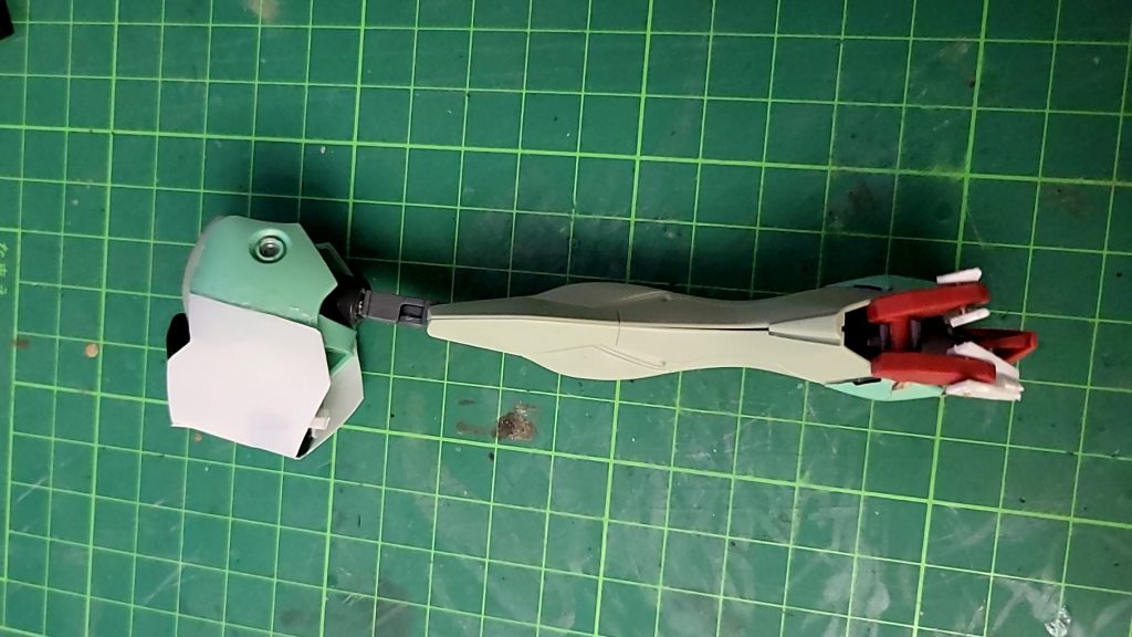 肩はプラバンで延長しガデッサの脛をジョイントを介して接続