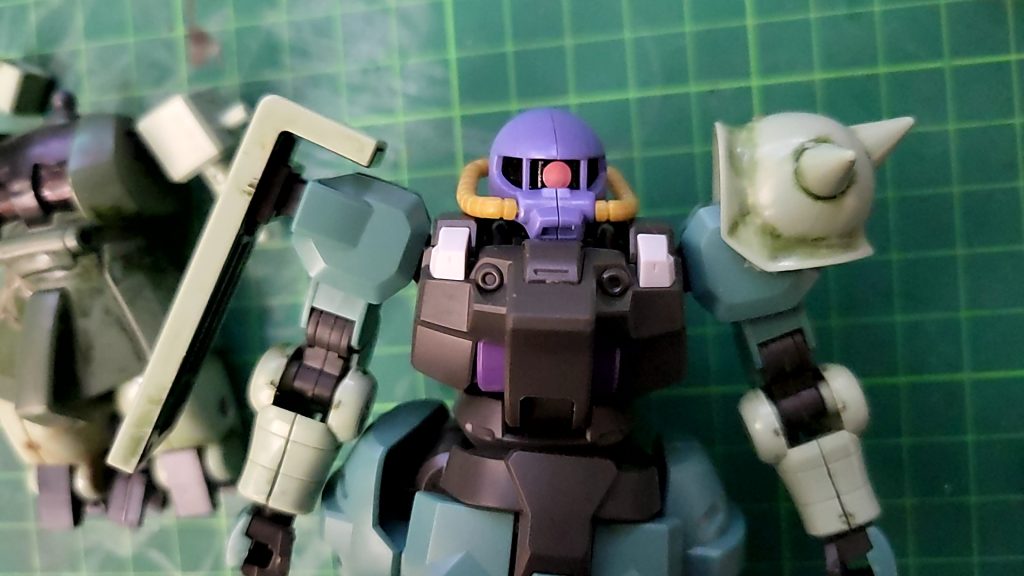 上半身はディランザをベースにザクのパーツを取り付け