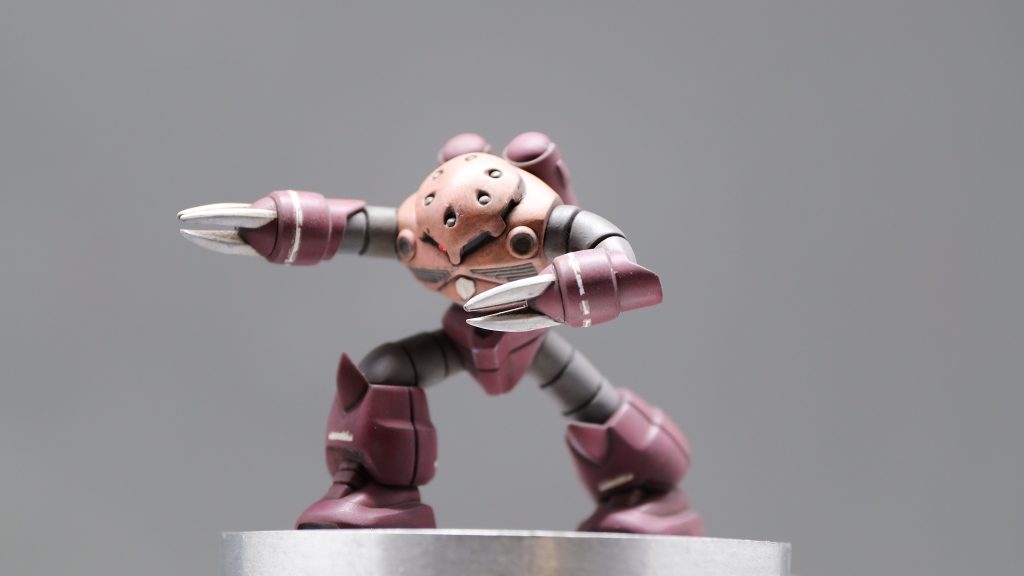 プロモデラー清水圭さんの塗装法を参考に、筆塗り全塗装しました。改造箇所はモノアイ置換え、爪のシャープ化、スラスターのデティールアップになります。コーションマークをラインデカール風に貼り付けしたところもポイントです。