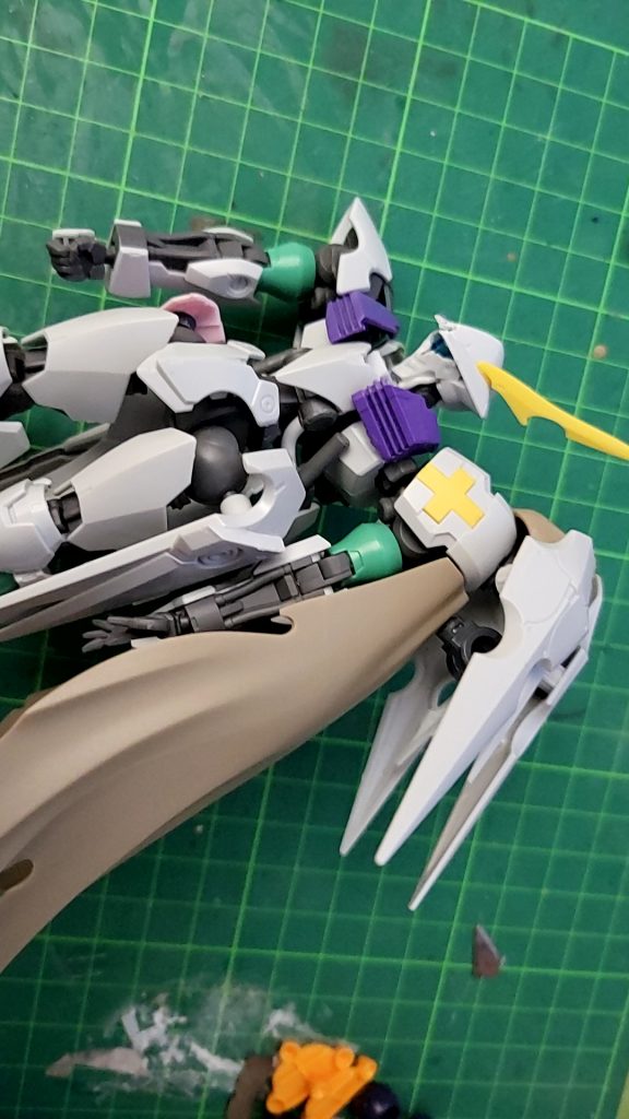 左腕にはマントを取り付け