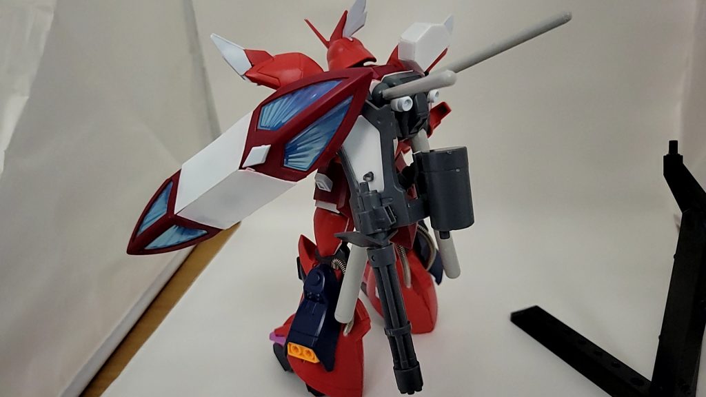 左肩にはグフカスタムのガトリング