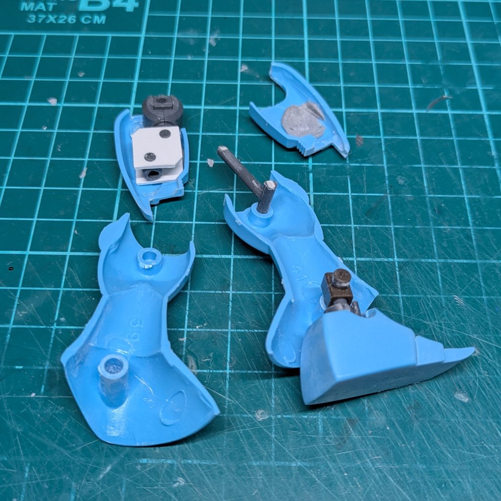 足首はアフターパーツ。膝はT字ランナーです。