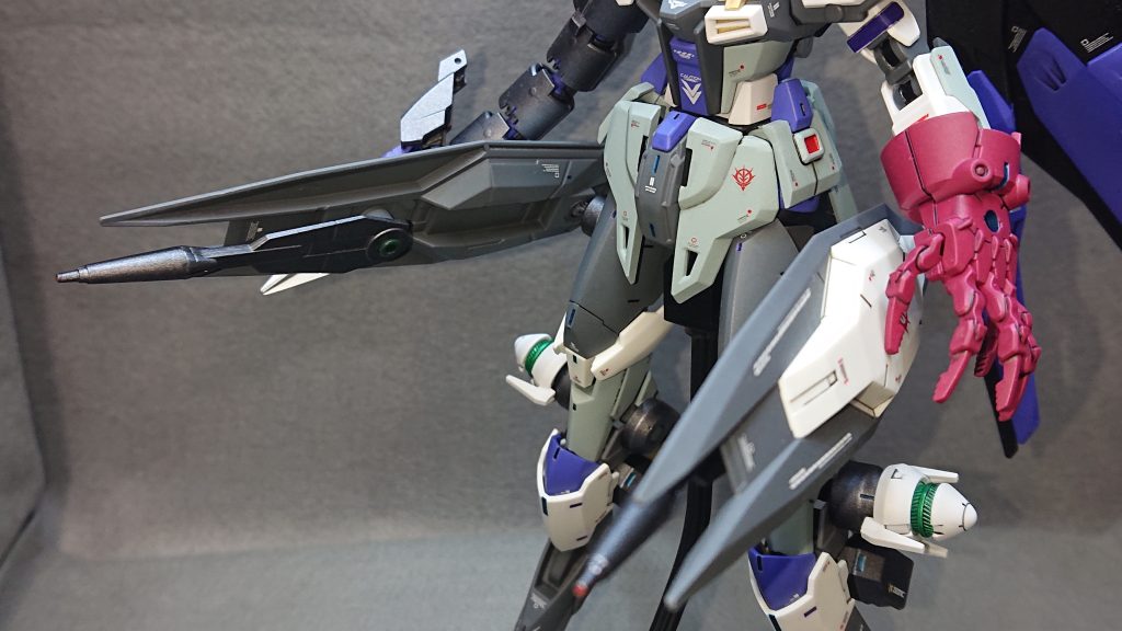 本機をよりMAらしく見せるために取り入れた大きなポイントの1つとして脚部を“レギンレイズジュリア”のモノにしてみました✨デザインだけではなく足先にはブレードも装備されているので近接戦のレパートリーに足技が増えるのもプラスの要素ですねwサイドの大型シールドにはジャンクパーツから砲身っぽいモノを追加してビームを撃てるように工夫してみました!やっぱりMAには多少のビーム兵装があった方が様になりますよねw脚部には本機体の動力源であるGNドライブを2つ追加しており、サイドの大型シールドによって守られている感じです💡毒性のある疑似GNドライブの方がコンセプトに合っているのかもと少し悩んだのですが、エネルギー源にはちゃんとしたモノが欲しいという保身から正規の太陽炉にしてしまいましたwスタンド無しでは自立が出来ないという呪縛と引き換えに、圧倒的なMA感とGNドライブという動力源を手に入れることが出来ましたねw