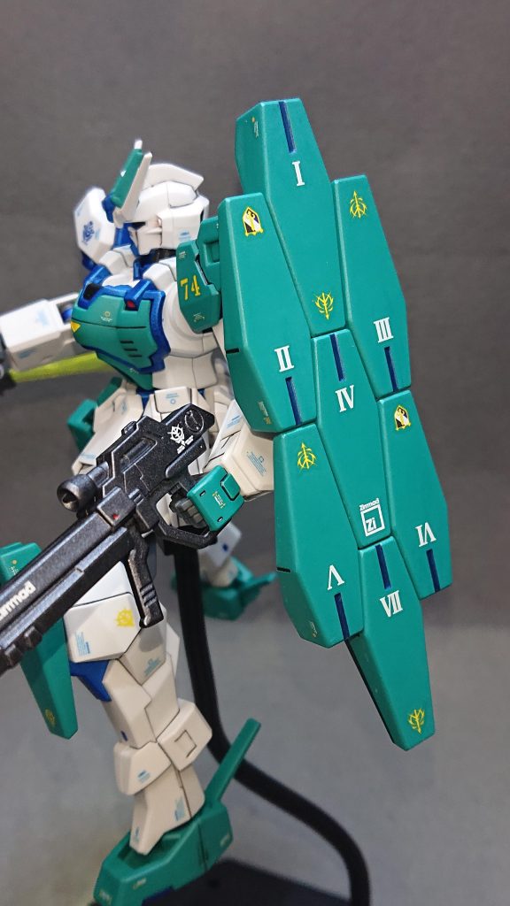 本機の大きな要素であるGNシールドビットですが、運用するための動力として部分的にサイコフレームを導入し、GNシールドビットを操っている設定にしていますｗこの“サイコフレームの導入案”も油壺の蒼き流星！さんから頂いたアドバイスを元にしております！自分はどちらかと言うとデザインを重視しがちなので、こういった動力部分のアドバイスを頂けると助かりますねｗGNシールドビットの運用方法としては防御面だけではなく、囮と言ったかく乱だったり、先行させて索敵要因として使用したりなど幅広い使い方を考えています💡一番のお気に入りポイントとしては、各ビットに英数字で番号を振っているところだったりしますｗ
