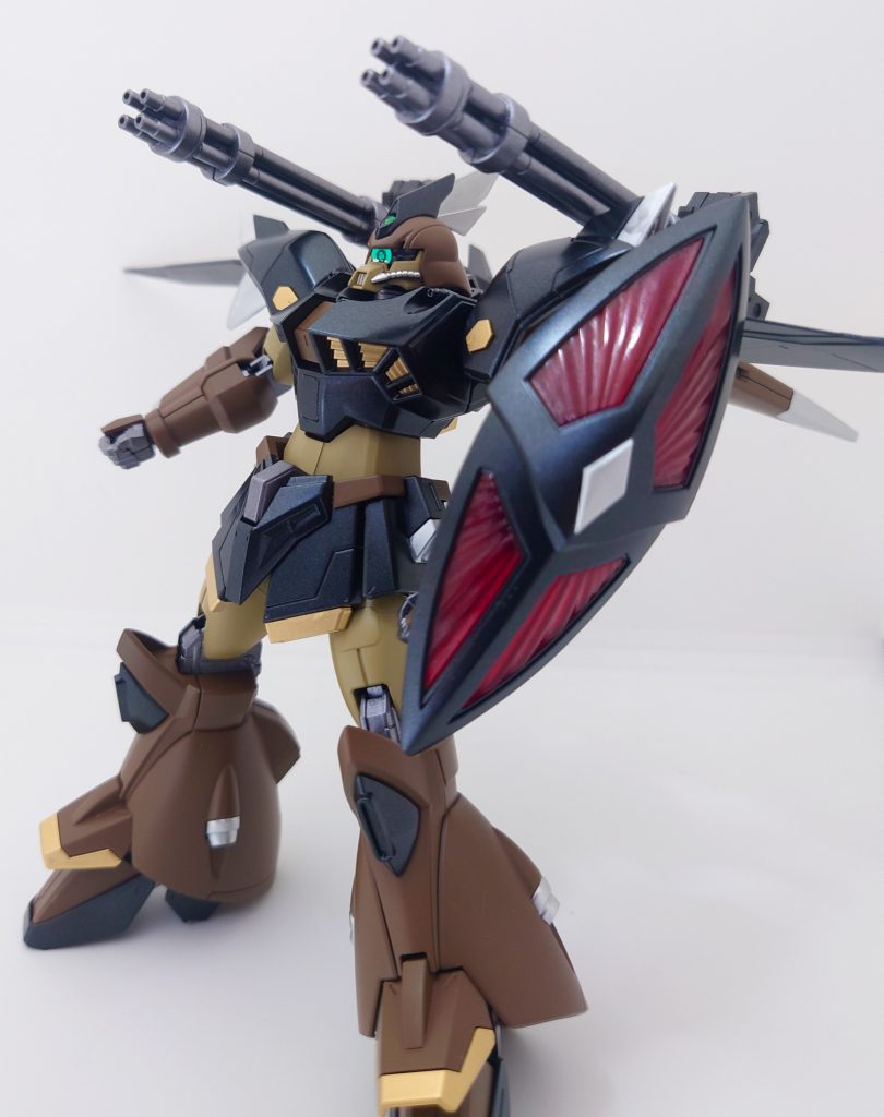 バックパックのガトリング砲を前面に展開した状態。