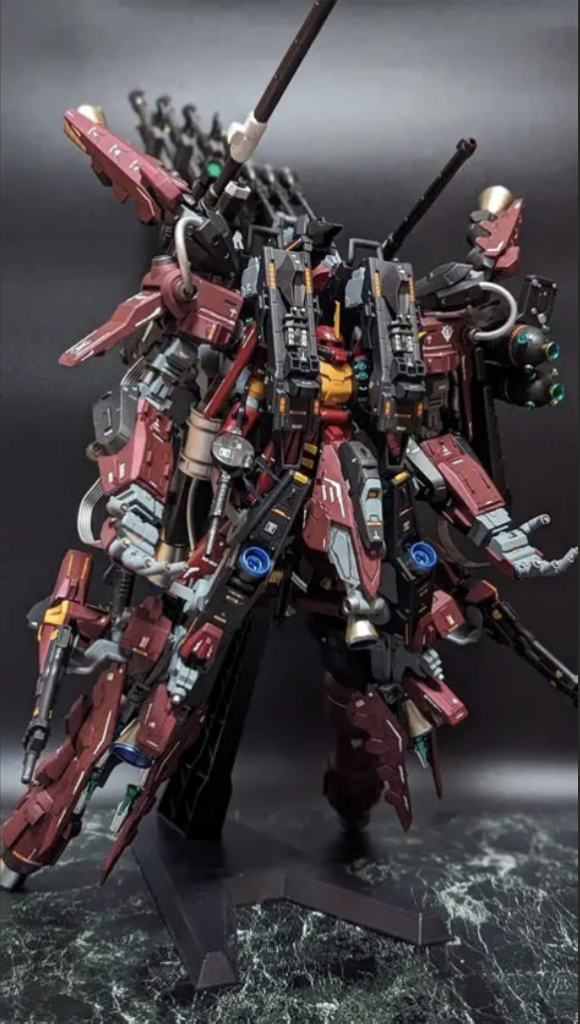 基本的にはティフォエウスガンダム・キメラのガンダム部分をサイコザクに置き換える工作と双竜となる足部分に背面タンクを取り付け、双竜パーツを各所に分割配置しました。他はジャンクパーツでの盛り付け、太い上腕をジオングの物に変更と手首部の変形時用引き出しを出したままにし固定することで腕の延長を図りました。