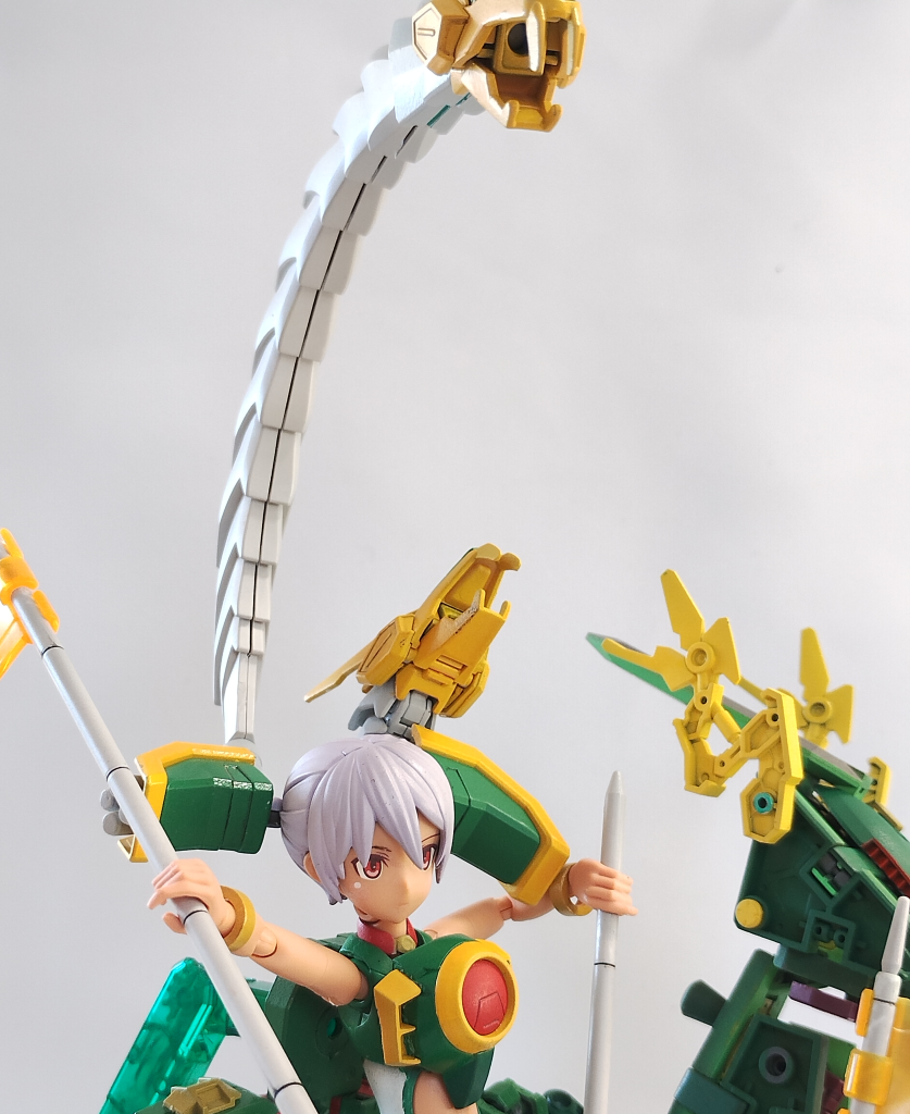 一番の拘りどころは「ドラゴンガンダムの特徴であるドラゴンクロー&辮髪刀をどうアレンジしてMS少女に落とし込むか」でした。ドラゴンガンダムそのままMS少女にしちゃうと、「鎧着ただけでしょ?」感が強くなっちゃうのと、「人間の腕が伸びとる!!!」という少女感との(ネガティブな)アンマッチが生まれてしまうな・・・・と思いました。そこで、今回は「ドラゴンガンダムの腕がツインテールっぽくなってる」ようなアレンジにしてみました。そうなると辮髪刀まで頭から生やすとうるさくなっちゃうので、オミット。(辮髪刀、シッポにしても面白いんですが今度は「辮髪=髪型なのがケツから生えるのか」というところで悩んで、見送り…それでもよかったのかもしれませんが)