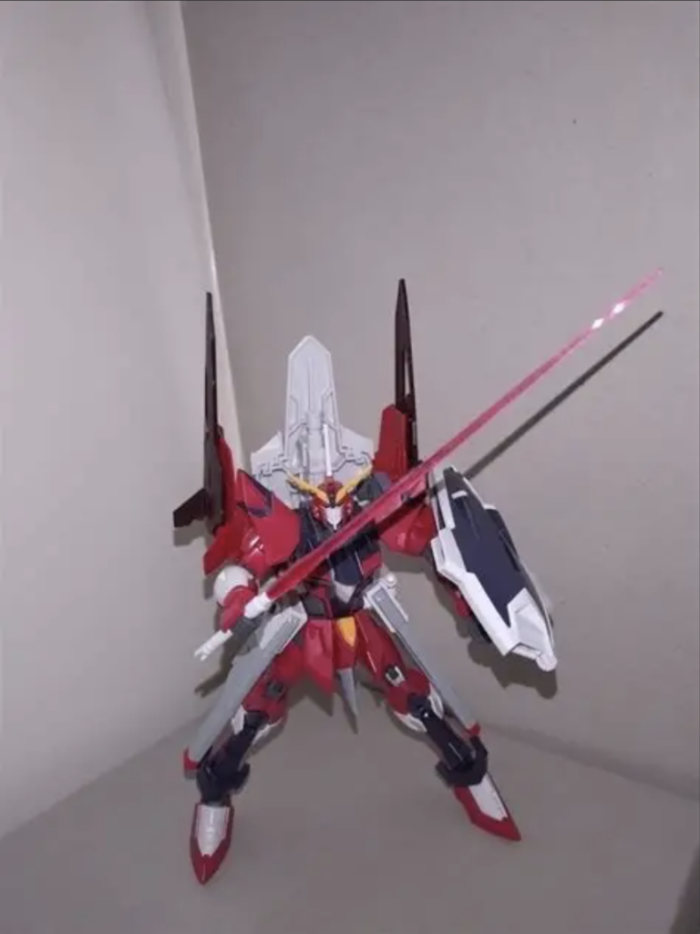 【概要】ZGMF-1813C /カレッジアスジャスティス(指揮官機) AveMujicaのベース担当「ティモリス」とうわさされている八幡海鈴。その海鈴が「パーツ差し替えでカスタム機、量産型指揮官機、量産型一般機を選択できる」というコンセプトのもとで制作したカレッジアスジャスティスの指揮官仕様には、一般仕様とは大きな違いが3つある。1つ目は、ガンダムヘッド仕様であること。2つ目は、ビームサーベルが2本になったこと。