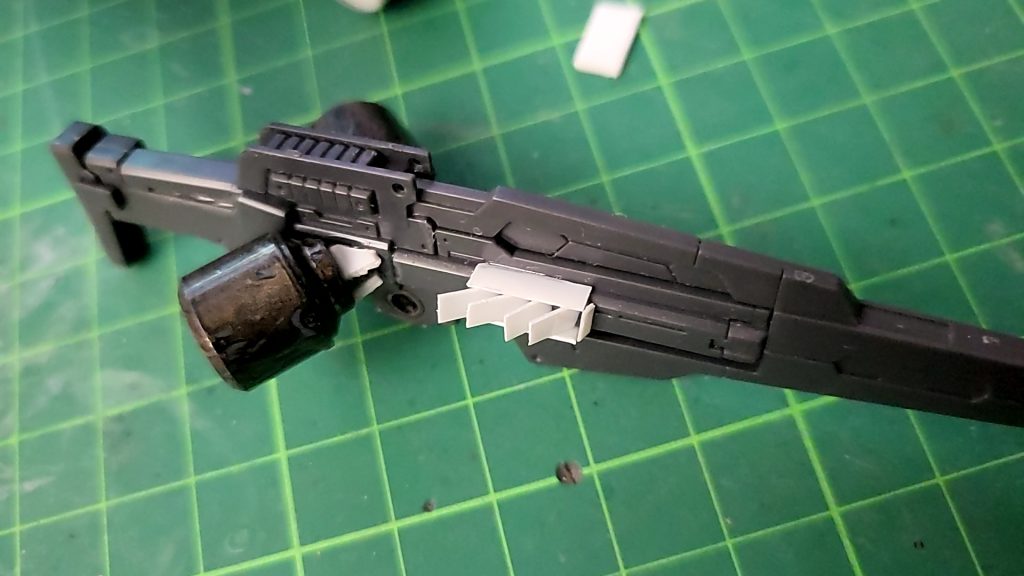 右肩の武装にタンク、ダクトを増設