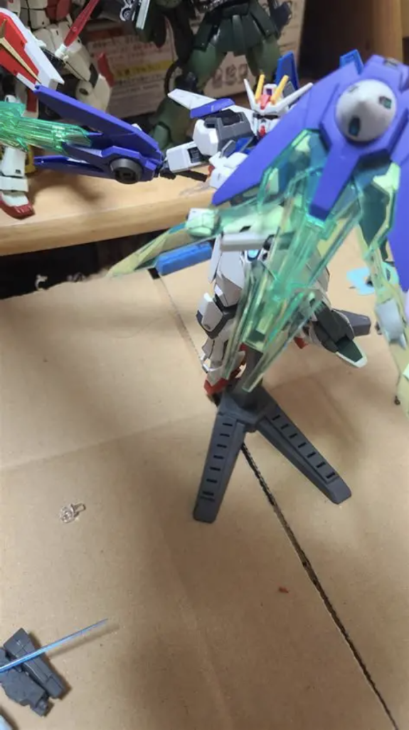 そしてこれがストライクα弐式、GN装備ver.です。背中にエースユニットのやつと、肩にダイバーアークのドライヴユニットパクってきただけですけどね……。