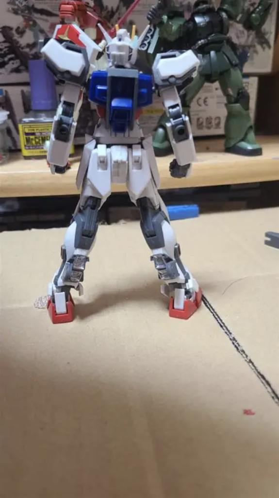 後ろから見た状態。ビルストの肩バーニアを脚に付けるの好きなんですよね。あとは頭部にパンの袋を留めるあれ(バックグロージャー)から切り出してワンポイント加えてたり、細かなジャンクを色々使ってます。