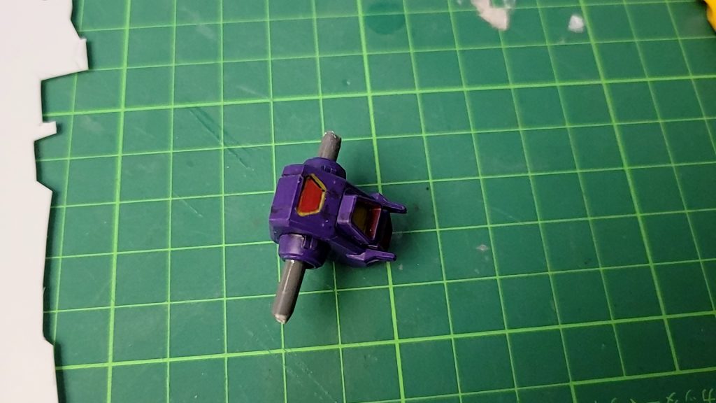 羽はフリーダムのバックパックに3㎜棒を刺して取り付け