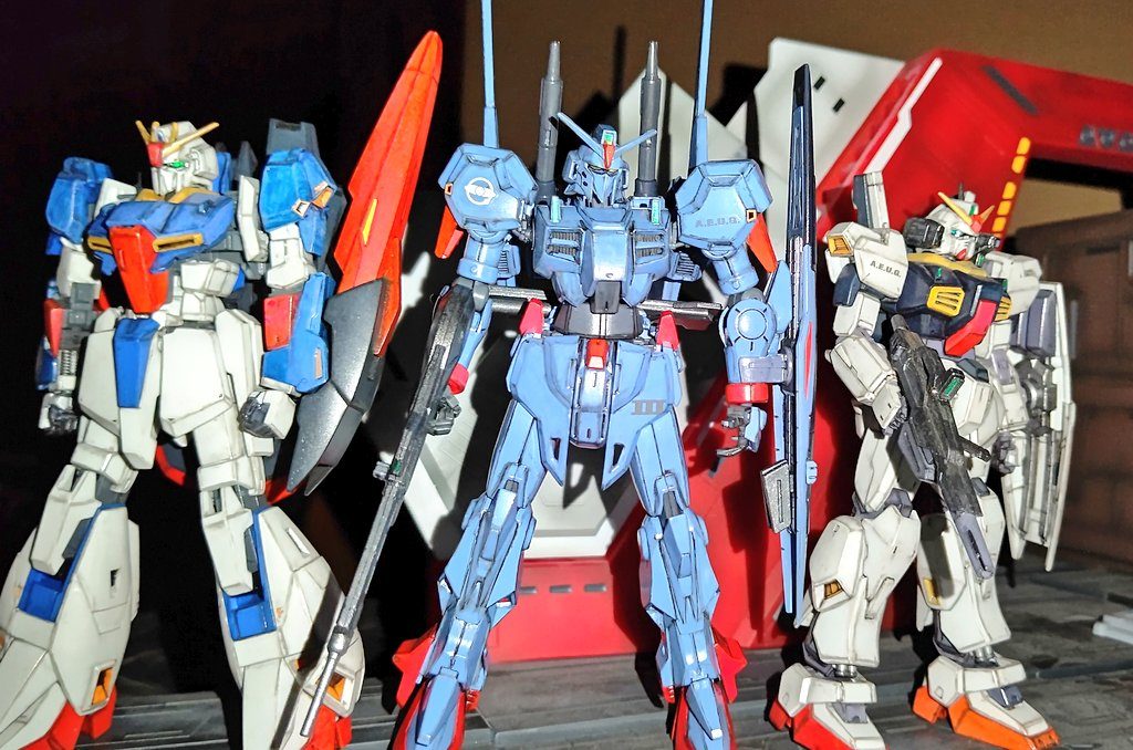 ガンダムMk−IIと、Zガンダムと、ガンダムMk−IIIのスリーショットです😊素晴らしい😊ガンダムMk−III、映像で、その勇姿が見たかったですね😊