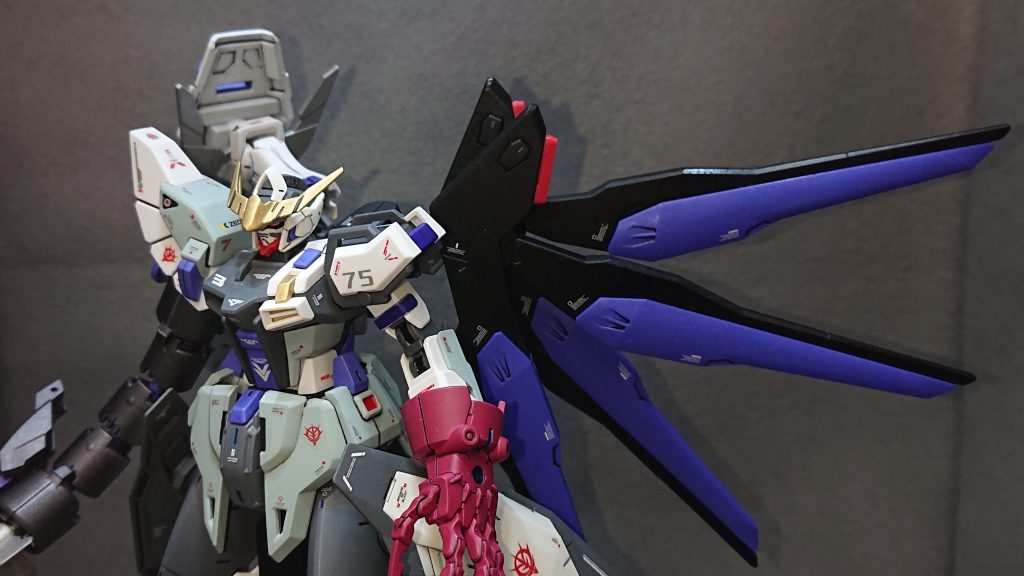 バックパックは、ストフリのモノを中心に禍々しさを表現するために左側をストフリの翼、右側をオリジナルの武装にしています💡制作当初は片翼のみにしようかと考えていたのですが、右側のデザインを上手く処理できなかったので急遽オリジナル武装を追加することにしました左側の各ドラグーンにはGN粒子貯蔵タンクが内蔵されている設定で、オールレンジ攻撃でGN粒子を一定量使い切ると自動的に戻ってきてGN粒子を再チャージします!チャージしている間が攻撃のチャンスですね💡悪役の機体にはこういう感じの弱点をちゃんと作って主人公に攻撃のチャンスを与える“お約束”ってのが必要なのですよw右側のオリジナル武装は“有線式攻撃型シールドビット”という攻防一体の武装で、ストライク系のシールドに30MMのブレードパーツなどを合わせて相手を切り裂けるようにしてみました✨有線の部分は100均にある3mm径のアルミワイヤーを使用して表現しています理想を言えば黒のアルミワイヤーが欲しかったのですが、いくら探しても見つからなかったので今回はブラウンので妥協しました💦