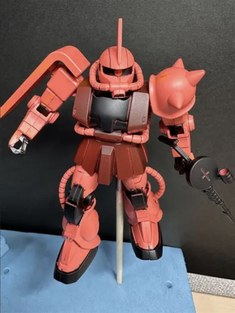 FGシャアザクは単色ランナーなので初めてのスプレー塗装にも挑戦！胴体部分を黒地にイタリアンレッドを薄く塗ったら理想の渋いシャアレッドになってくれました！