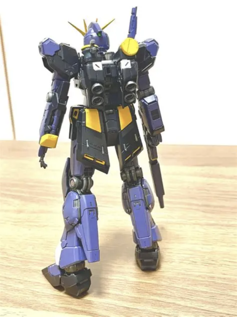 ヒュッ◯バインのカラーリングを忠実に再現する様に塗装を行ってます。が、少し紺色のところが黒寄りすぎました。