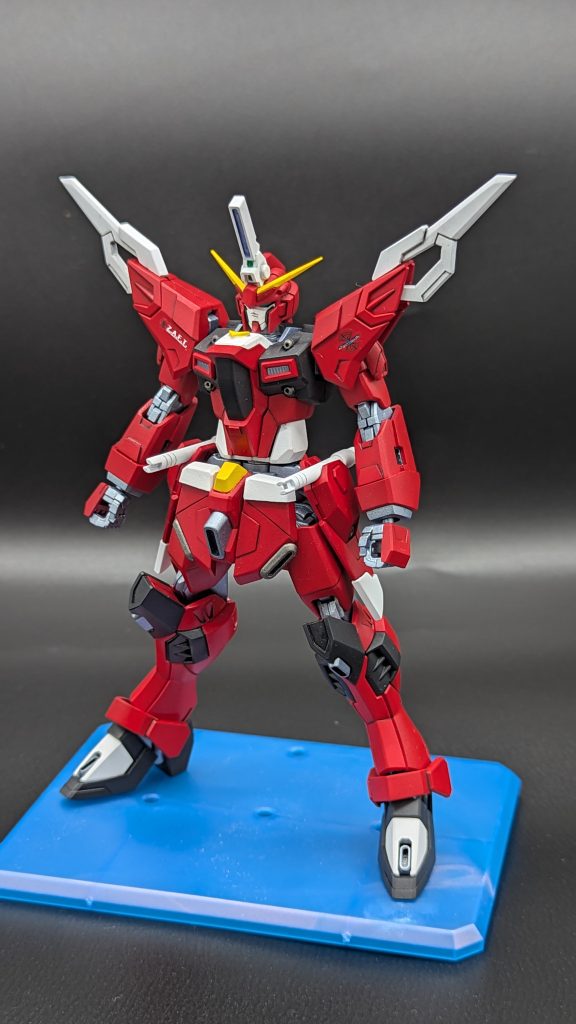 肩のビームブーメランは取り外しができますが、見た目優先にしてエフェクト接続部をプラ板でふさいだのでビームエフェクトを接続ができません(gundam-kao9)