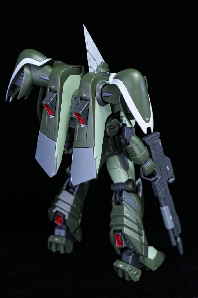 両サイドについているバーニアはボールジョイントを仕込み可動するようになっています。