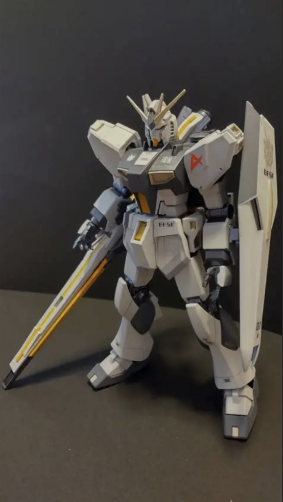 イエローサブマリンで手に入れたHGUCのシールドを付けてロングレンジフィンファンネルを腕につけてみました。キャリバーンぽい?