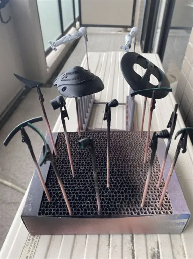 メタリック塗装のためにボディは黒サフで仕上げました。