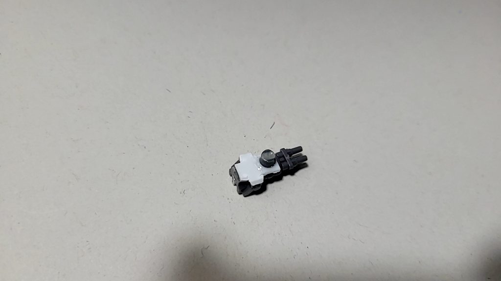 グフイグナイテッドの腕についている4連ビームの替わりにトリスタンについてきたガトリングを使用3㎜プラ棒を刺しグフのシールドを付けるところに取り付け