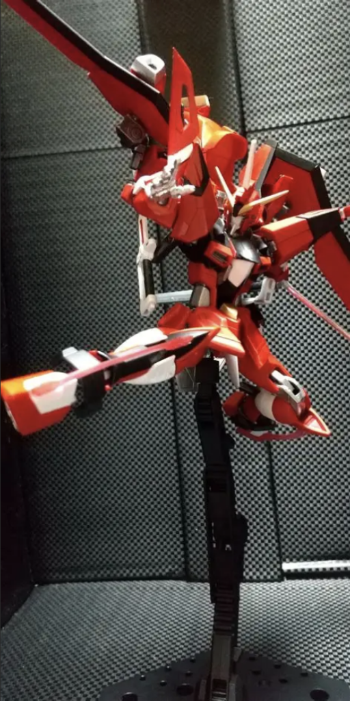 背面にドッキングされる強襲用飛行ユニットの【Lava Raven(ラヴァ レイブン)】は、ジャスティスのコクピットからの遠隔操作による自律飛行が可能。メインエンジン側面に配置されたビームキャノンでの迎撃の他、機首に装備された高周波振動ブレードでの突貫強襲も行う。