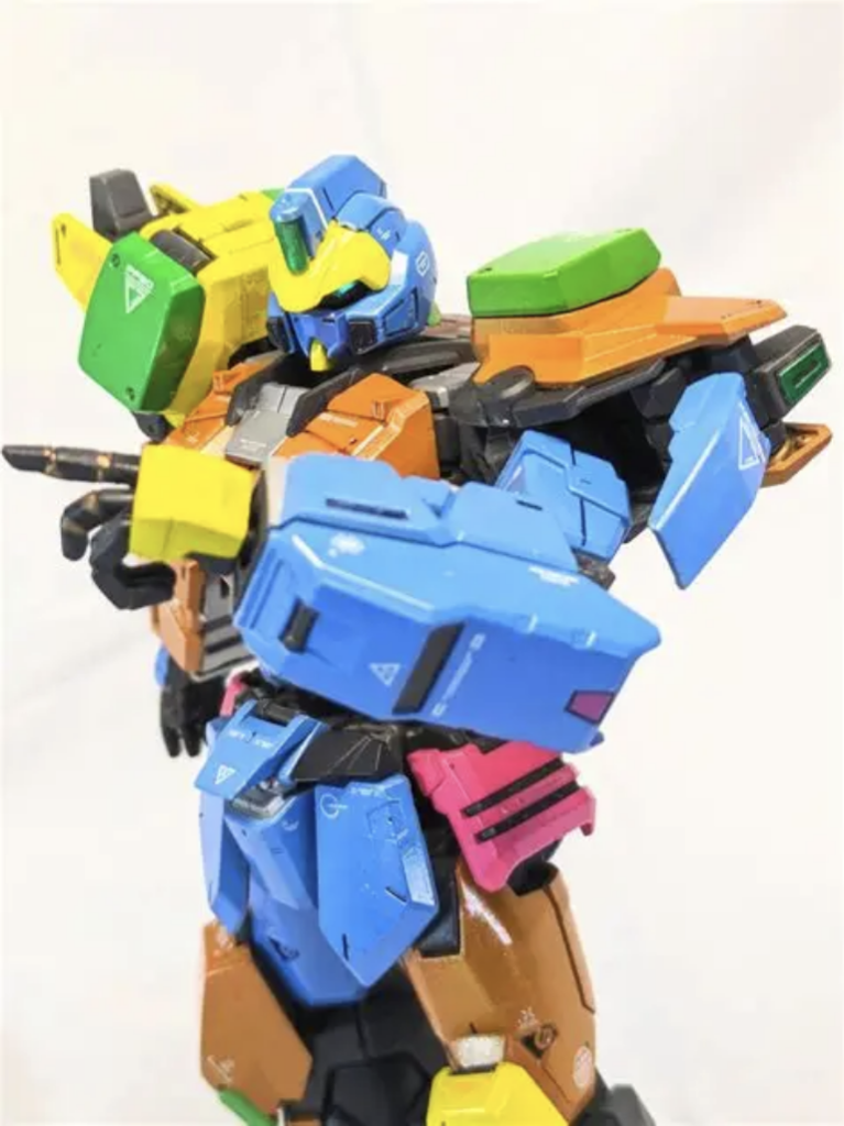 この立姿がまさにヒーローチック！