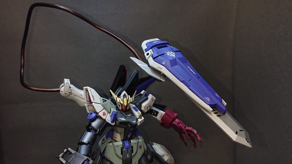 今回のお気に入りポイントは“機体コンセプト”と“全体のデザイン”です機体コンセプトとしては“Sont@さん”から頂いた“『悪』に全振りした禍々しいストライク”を上手く表現出来たのではないかと思っています自身の技量不足でいろいろと断念してしまった部分もありましたが、爪にドリル、片翼にオリジナル武装と入れられるだけの悪の要素は詰め込みましたw特にオリジナル武装は自分でも驚くぐらい今回のコンセプトに合っていたと思いましたし、今後のストライク改造に多用出来る素晴らしい発見でした💡こうやって制作する切っ掛けをくださった“Sont@さん”には心から感謝しています✨全体のデザインも左右非対称でアンバランス感を出しつつ“禍々しさ”を表現出来たのは大きかったですね!調子に乗って色々な要素を詰め込み過ぎちゃった感もあったので少々不安もあったのですが、落ち着いた感じのカラーリングでまとめたのが功を奏しましたw自分では結構気に入っているデザインや配色だったりするので、見ていただけた皆様にも好きになっていただけると幸いです✨では、最後までご覧いただきありがとうございました