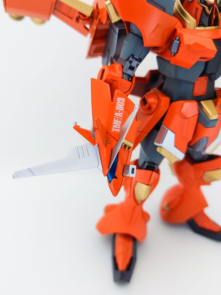 武装その5:ラゴゥヘッドこの機体最大の特徴にして近接戦闘の要となる右腕に装備されたラゴゥヘッドです。2連装ビームサーベルを内蔵しています!どこかのジャンク屋から技術協力を得て、バルトフェルドたっての希望で実装されたという妄想設定です!