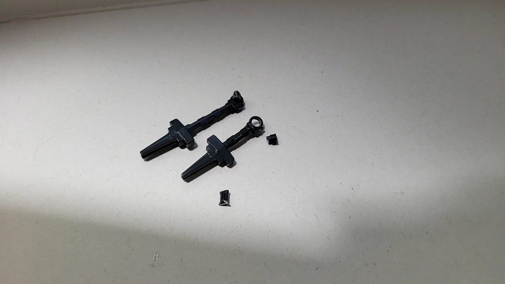 サーベルのグリップが長かったので短くし(←加工前　加工後→)穴を3㎜に拡張し2本のサーベルを合体できるように