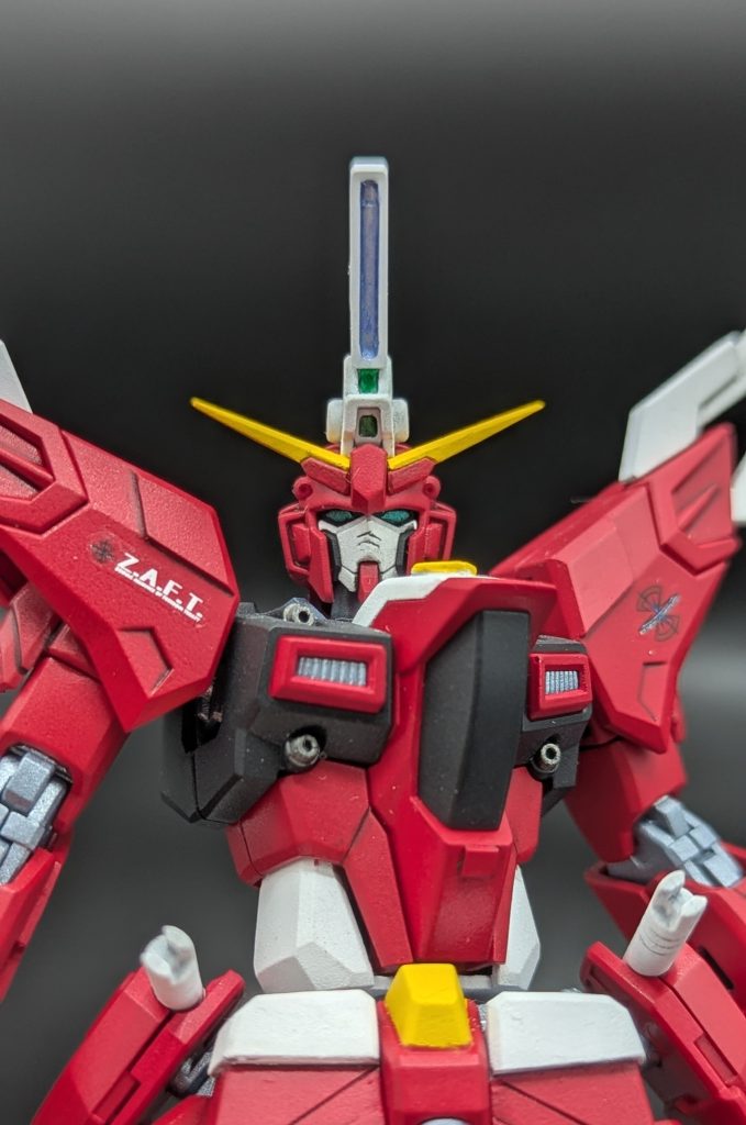 今回のスタート地点がSDガンダムのキングガンダム5世みたいなマスクにへの字があるジャスティスガンダムをつくりてぇ!からスタートしたのでうまくできて良かったです(gandam-hand1)また角はパーツを追加してセイバーに寄せるのではなく色を一部アレンジしてそれっぽくしています。顔もきれいに塗れたので大満足です(gundam-kao3)