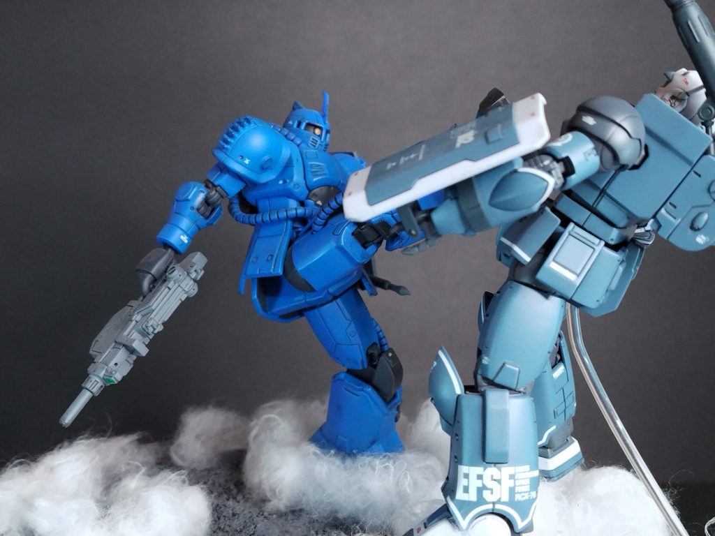 視点を変えて その1脚が上がるように、関節と腰アーマーの干渉を調整、背中の関節が見えない様にプラ板で延長して、うまく隠しています。映像版では、膝蹴り→蹴り上げのコンボ漫画版では、着地後にそのまま飛び蹴りで、頭を破壊していました。