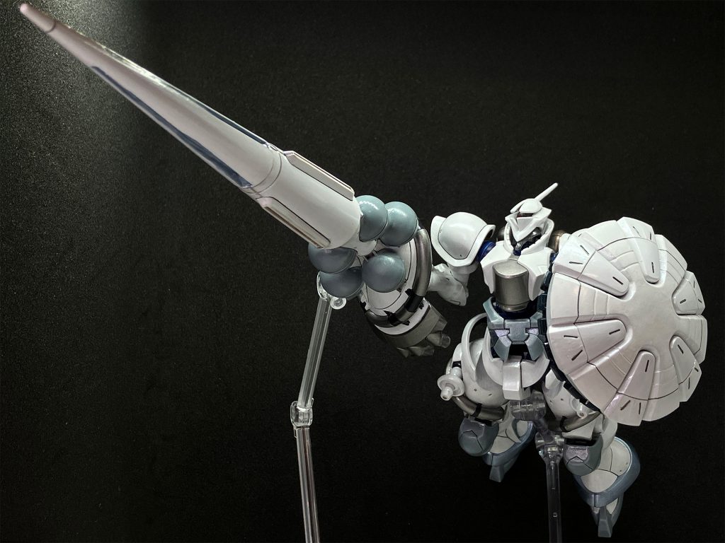 こんな騎士が颯爽と現れるのは胸熱。ゴツいランス+シールドのハクジ装備も、武器としてだけでなく推進力として大活躍。推進剤を入れておくタンクもカッコイイ。リアリティーだけでなく、配置すべき場所にこだわってデザインの一部になっている。GQuuuuuuX系のこだわりと見た。