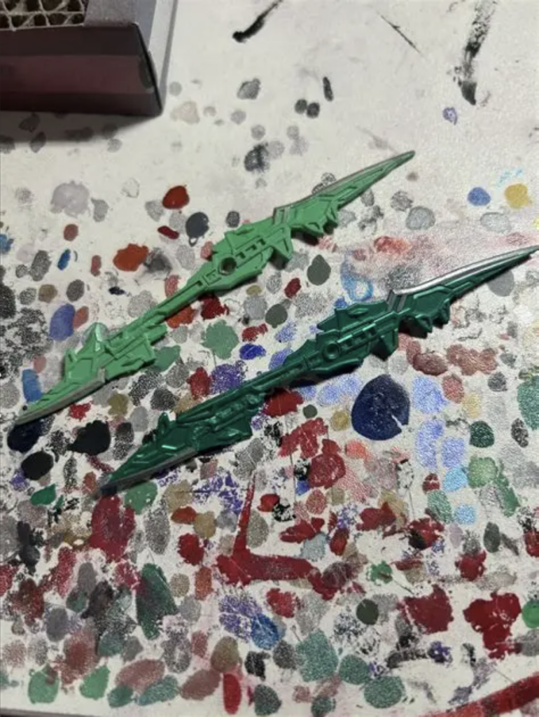 風双剣翠風を作るのに、剣自体が大きかったら、手裏剣作るのに不自然かな？って思い、手頃な武器ないかな？って探したら趙雲ダブルオーの武器がちょうど良い長さだったので、武器を２つ合わせて、風双剣のようにして、それを２つ作りました。