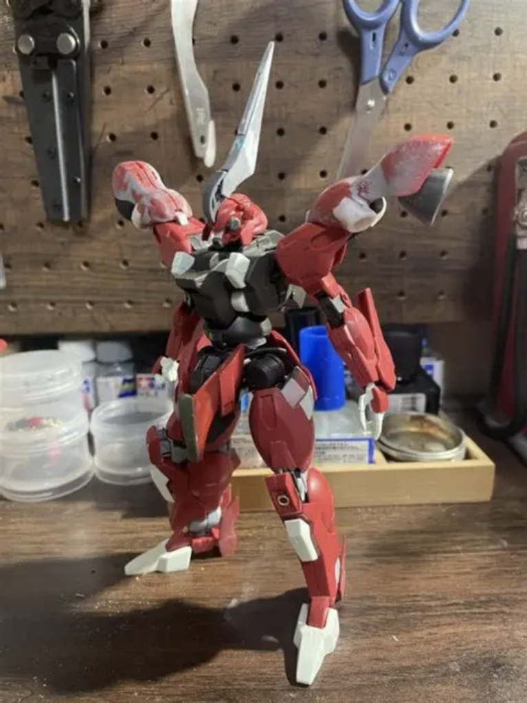 こうして見ると割とダリルバルデそのままです。トサカはプラ板肩はサザビー下椀パーツを使用していますが、なんとなくポン付け感があります。もう少しこの辺を上手くまとめられれば良かったですね(反省)