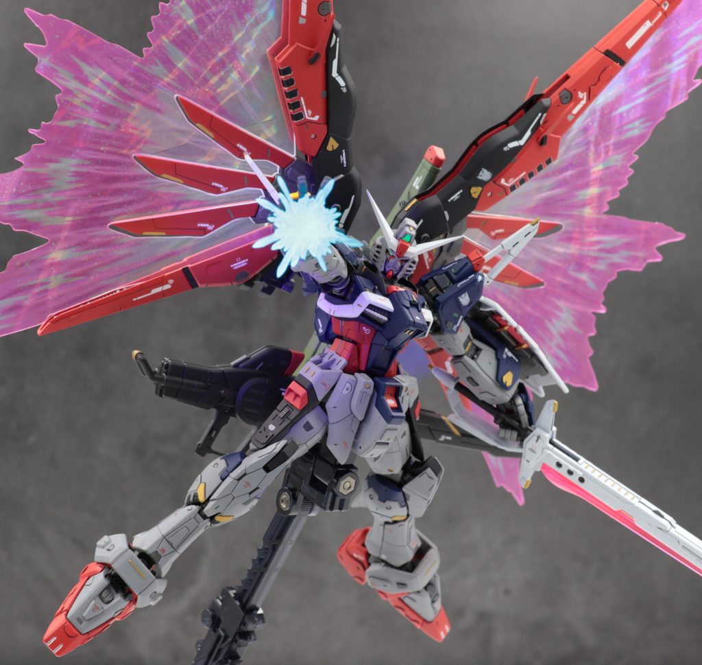 パルマフィオキーナのエフェクトはHGCEデスティニーガンダムから流用。先端を削って白と蛍光塗料でグラデーション塗装。他ビーム部も蛍光塗装してます。最後まで閲覧いただきありがとうございました!!!