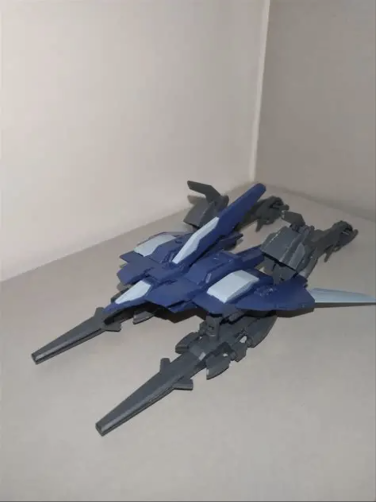 速射式ブレイドガンとブースター兼クローユニット装備状態宇宙と地上の両方で使える。